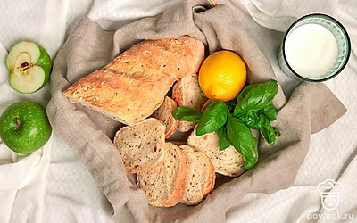 Готовый багет остудите, нарежьте на кусочки и подавайте к столу.