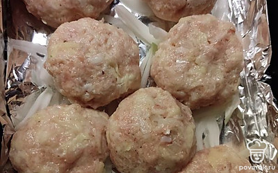 Формируем котлетки, выкладываем в форму, ставим в духовку на 40 минут.