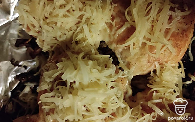 За 5 минут до готовности, посыпаем котлетки сыром.