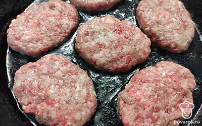 Сформировать котлетки и обжарить их на растительном масле с обеих сторон до готовности. 