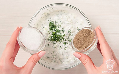 Приготовьте соус для гироса.Огурец смешайте с йогуртом. Далее добавьте укроп и чеснок. Добавьте в смесь лимонный сок, перец и соль.