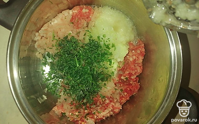 Добавить в фарш соль, сахар, нарезанную зелень и хорошо перемешать. 