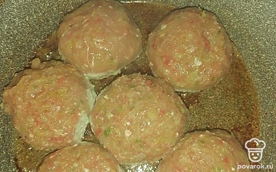 Разогреть сковороду с маслом. Сформировать котлетки и выложить. Обжарить с двух сторон до корочки, убавить огонь, накрыть крышкой и тушить по 15 минут с каждой стороны. 