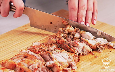 Сделайте начинку. Куриное мясо натрите солью, перцем, орегано и измельченным чесноком. Сбрызните оливковым маслом и обжарьте на сковороде до золотистого цвета. Готовую курицу выложите на салфетки и дайте ей остыть, затем нарежьте длинными полосками.