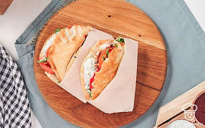 Подавайте гирос, предварительно завернув в салфетки. чтобы было удобно взять закуску руками.