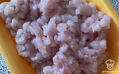 Курицу нарезать на мелкие кубики.