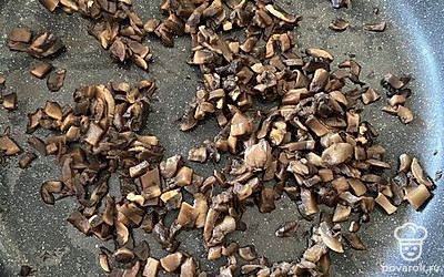 Шампиньоны очистить и пожарить на сухой антипригарной сковородке.