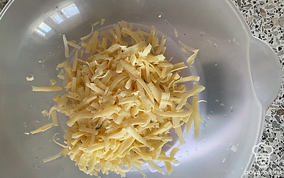 Сыр натереть на терке.