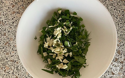 Зелень и чеснок мелко порубить. 