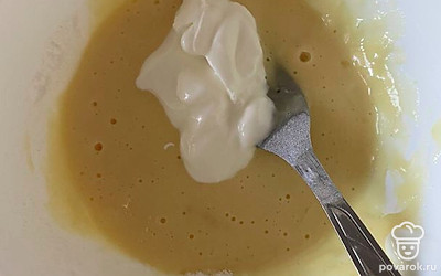 Яйцо взбить и добавить рисовую муку, сметану, соль.