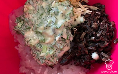 В отдельной миске перемешать все ингредиенты и добавить специи по вкусу.