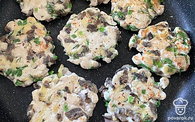 Пожарить под крышкой на сухой сковородке с двух сторон.