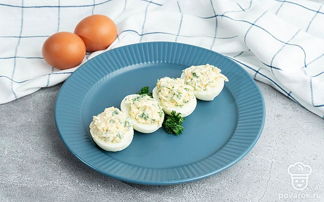 Фаршированные яйца со сметаной, сыром и чесноком — Рецепт с фото