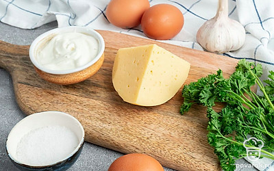 Яйца отварите. Подготовьте остальные ингредиенты.