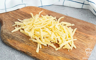 Нарежьте сыр на крупной терке,петрушку мелко порубите,чеснок мелко покрошите,желток мелко покрошите.