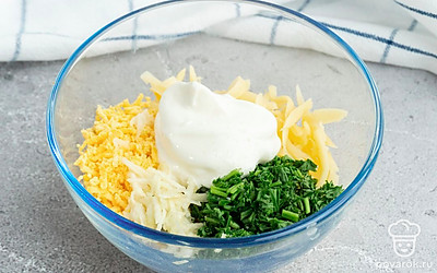 В миске смешайте: петрушку,сметану,желтки,сыр,чеснок,соль,перец.