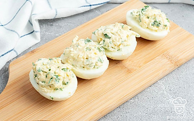 Чайной ложкой разложите начинку в яйца.