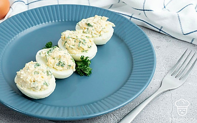 Фаршированные яйца с сыром чесноком и сметаной-готовы! Приятного аппетита!