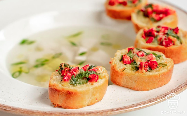 Бульон с гренками из багета — Рецепт с фото