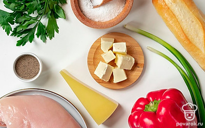 Красный перец ополосните, очистите от семян и небольшими кубиками нарежьте одну четверть овоща. Лук и петрушку ополосните, обсушите бумажными салфетками и мелко нашинкуйте. Промойте куриное филе и порежьте небольшими кусочками. Натрите сыр на терке с маленькими отверстиями. Масло достаньте из холодильника за полчаса до приготовления.