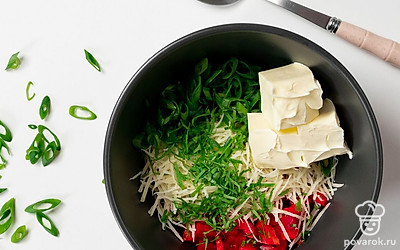 Соедините продукты для гренок. Отложите немного зеленого лука для украшения бульона. В миску выложите оставшийся лук и петрушку, добавьте к ним болгарский перец и тертый сыр. Положите к продуктам мягкое сливочное масло и перемешайте массу.