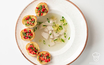 Гренки с начинкой выложите на блюдо. Подавайте их с бульоном, посыпанном зеленым луком.