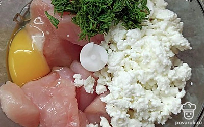 В блендере измельчаем индейку с творогом, яйцом и зеленью. 