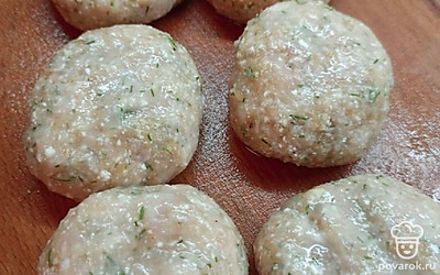 Формируем круглой формы котлетка.