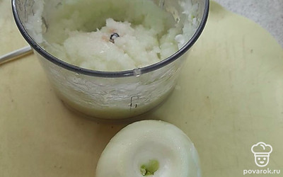 Почистите лук, потрите на мелкой тёрке, он добавит сочности к вашим котлетам и добавьте его в фарш.