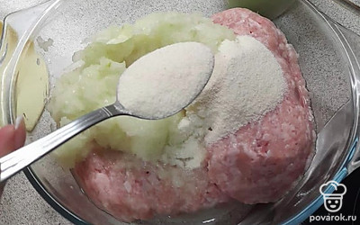 Добавляем манную крупу. 