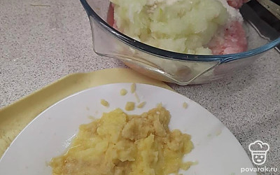 На мелкой тёрке потрите картофель и также добавьте в фарш.