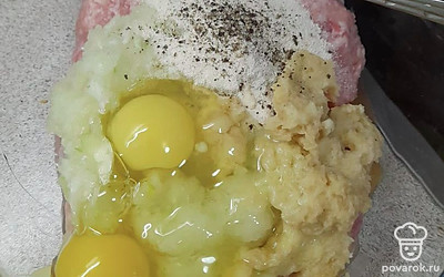 Далее разбейте два яйца в фарш.