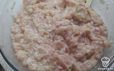 Все аккуратно перемешиваем и оставляем на 30 минут, чтобы крупа набухла, так наши котлетки получатся пышнее.