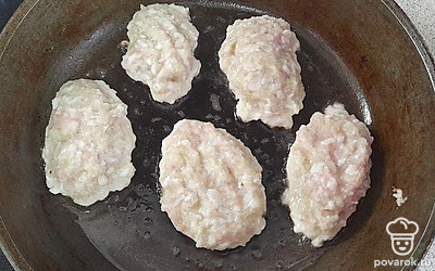 Выкладываем на разогретую сковородку, жарим 7 минут каждую сторону до золотистой корочки.