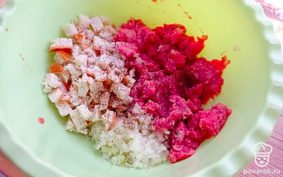 Мясо два раза пропустите через мясорубку. Добавьте мелко нарезанный лук, белый хлеб, молоко, соль и перец.