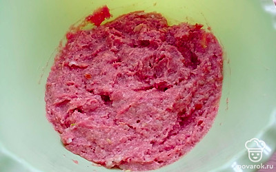 Перемешайте фарш до однородного состояния.