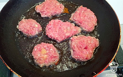 На раскалённую сковороду с растительным маслом ложкой выложите котлеты, обжарьте с двух сторон до корочки.