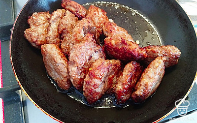 Затем переверните котлеты на бок, накройте крышкой и протушите 5-7 минут.