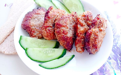 Вкусные котлеты готовы! Подавать их можно с хрустящим огурчиком. Приятного аппетита! Готовить легко!
