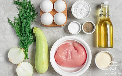 Филе индейки вымойте, обсушите бумажным полотенцем, нарежьте кусочками среднего размера. Кабачок вымойте, почистите, нарежьте средними кубиками. Аналогично поступите с луком. Зелень вымойте, обсушите, измельчите. Подготовьте стационарный блендер.