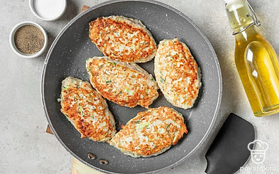 Приготовьте котлеты. Из охлажденной массы влажными руками сформируйте овальные котлеты. Выложите заготовки на разогретую сковороду с маслом, готовьте с каждой стороны на тихом огне по 5-7 минут. Изделия должны стать румяными, затем выложите их на бумажном полотенце, чтобы удалить лишнее масло.