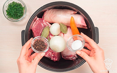 Потушите свиные ножки и овощи. В мультиварку плотно уложите свинину и ножки. Добавьте целые луковицы, морковь, лавровый лист и душистый перец. Все это посолите. Влейте в чашу воду до максимальной отметки. Установите режим «Тушение» на 5 часов.