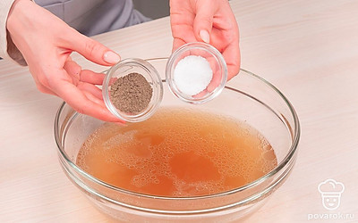 Подготовьте бульон для холодца. После сигнала готовности достаньте мясо. Оставьте его остужаться. Бульон процедите с помощью марли, сложенной в несколько раз. Попробуйте его и при необходимости посолите и поперчите.