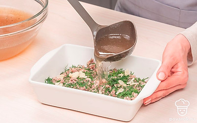 Разлейте холодец по формам. Мясо отделите от кости, мелко нарежьте. Чеснок измельчите ножом. В форме разложите мясо, посыпьте зеленью укропа и чесноком. Залейте все бульоном и уберите в холодильник до полного застывания не менее, чем на 4 часа.