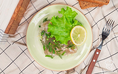 Украсьте холодец кусочками моркови и зеленью петрушки. Подавайте с горчицей в отдельном фарфоровом соуснике.