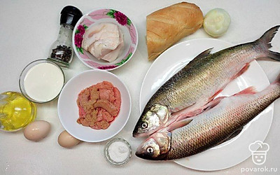 Рыбу почистите, удалите головы и внутренности, помойте. Разделайте тушки и отделите филе от костей. Лук почистите и ополосните.