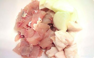 Батон замочите в сливках. Нарежьте лук, сало и пропустите вместе с рыбным филе через мясорубку.