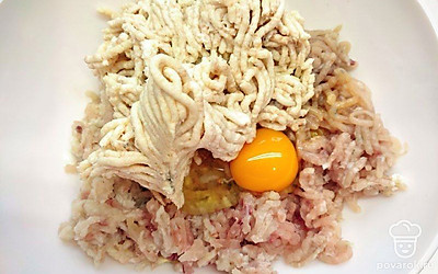 Добавьте в рыбный фарш яйцо, соль и перец. Пропустите через мясорубку хлеб, замоченный в сливках, и добавьте к фаршу. Перемешайте.