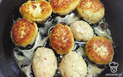 Разделайте фарш на котлеты и обжарьте их в растительном масле. Сложите их в казан, накройте крышкой, чтобы они пропарились.