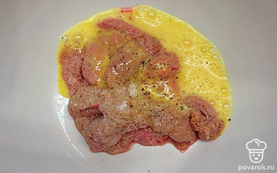 В икру вбейте яйцо, всыпьте соль и перец. Перемешайте и обжарьте отдельно в виде оладий.